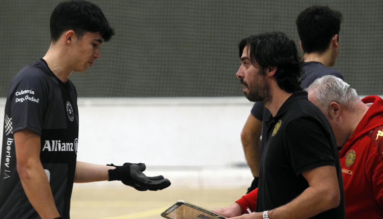 Gonzalo Varela, del Dominicos, charla con el entrenador Pablo Togores