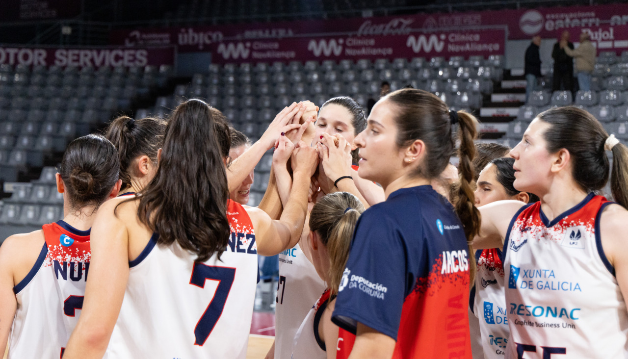 Las jugadoras de Maristas celebran la victoria