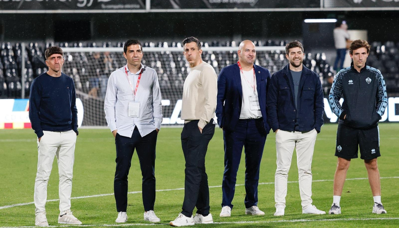 Haralabos Voulgaris y varios integrantes del Castellón sobre el césped de Castalia