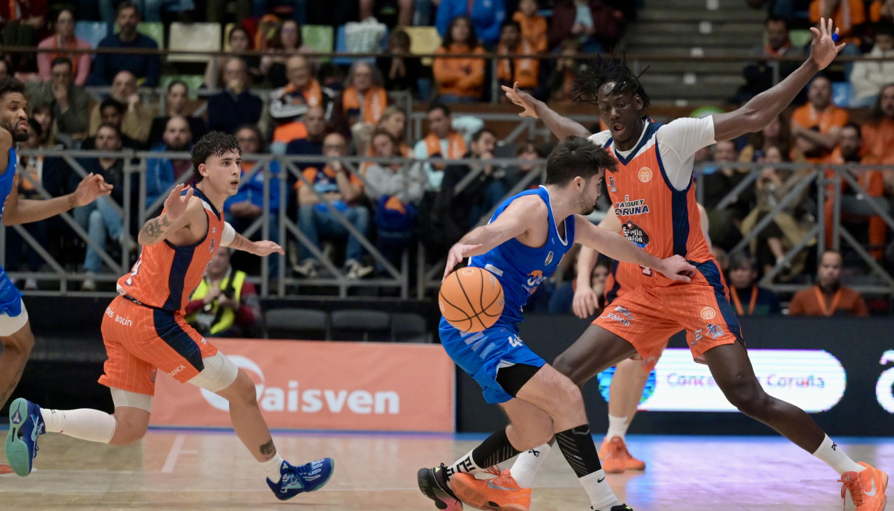 Pacheco y Thiam, ambos ex de Tizona, defienden durante el partido de Liga contra Melilla