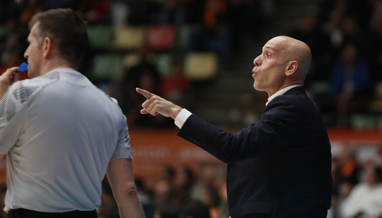 Carles Marco da instrucciones a sus jugadores durante el partido ante Tizona