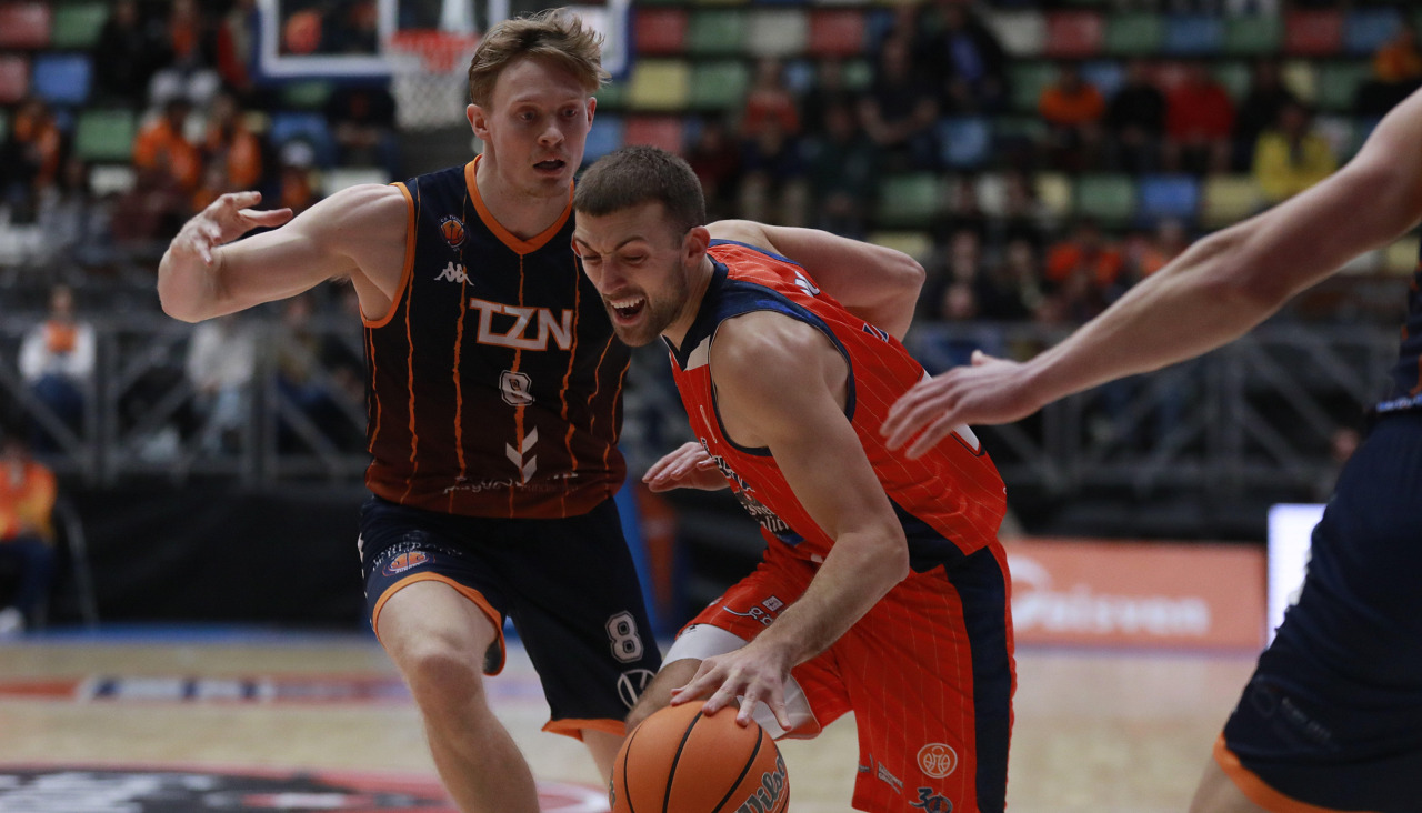 Joe Cremo se queja de un contacto durante el partido