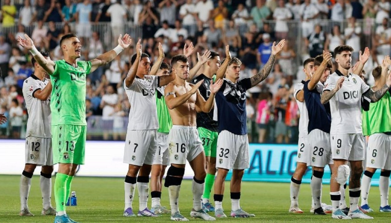 El Burgos saluda a su afición después de un partido en El Plantío