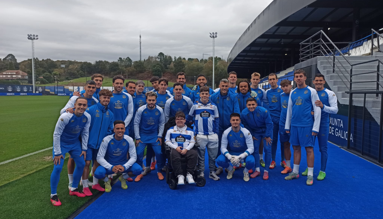 La plantilla blanquiazul posa junto a Brais Nóvoa Garrido