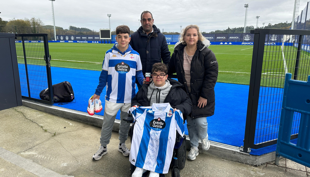 Los padres de Brais José Nóvoa López y  Mila Garrido Pumar, junto a Marcos y Brais, este sábado en Abegondo