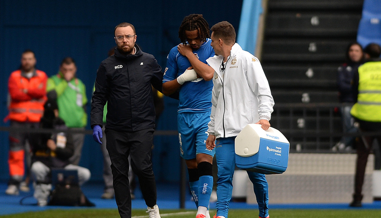 Lucas Noubi, junto a médicos del Dépor, abandona el campo durante el partido ante el Ceuta