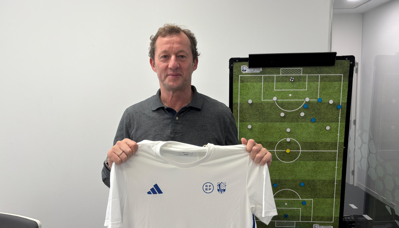Manolo García posa con una camiseta de la RFGF en su despacho