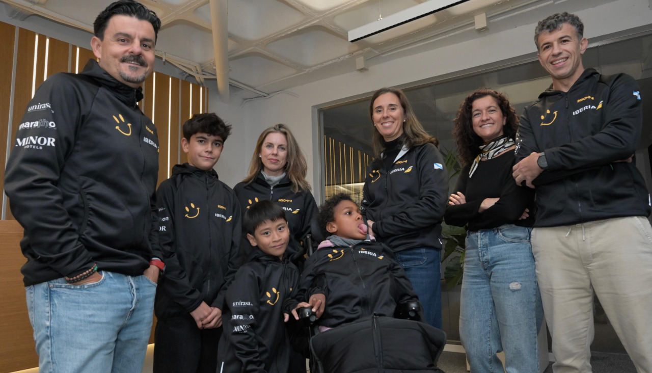 Varios miembros de Empujando Sonrisas, con José Luis Fernández a la izquierda, sus hijos Álex y Mario y su mujer Paula