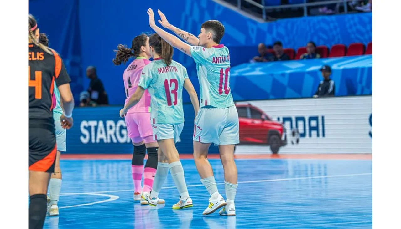 Antía Pérez celebra un gol contra Colombia con Martita al fondo