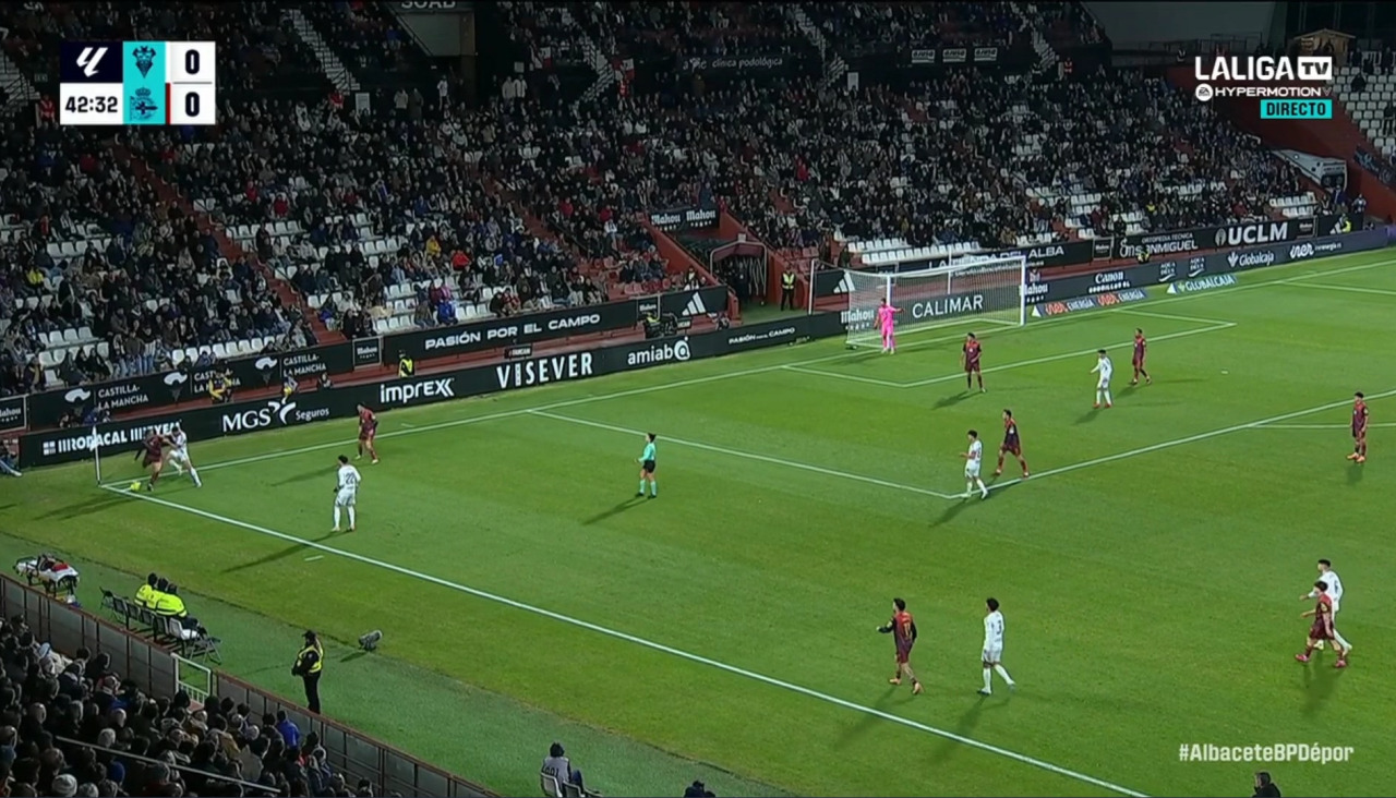 El central se adelanta a un mal control de Puertas, pero posteriormente se queda encajonado en el córner. Consigue hacerse un hueco para despejar el balón pegado a la banda.