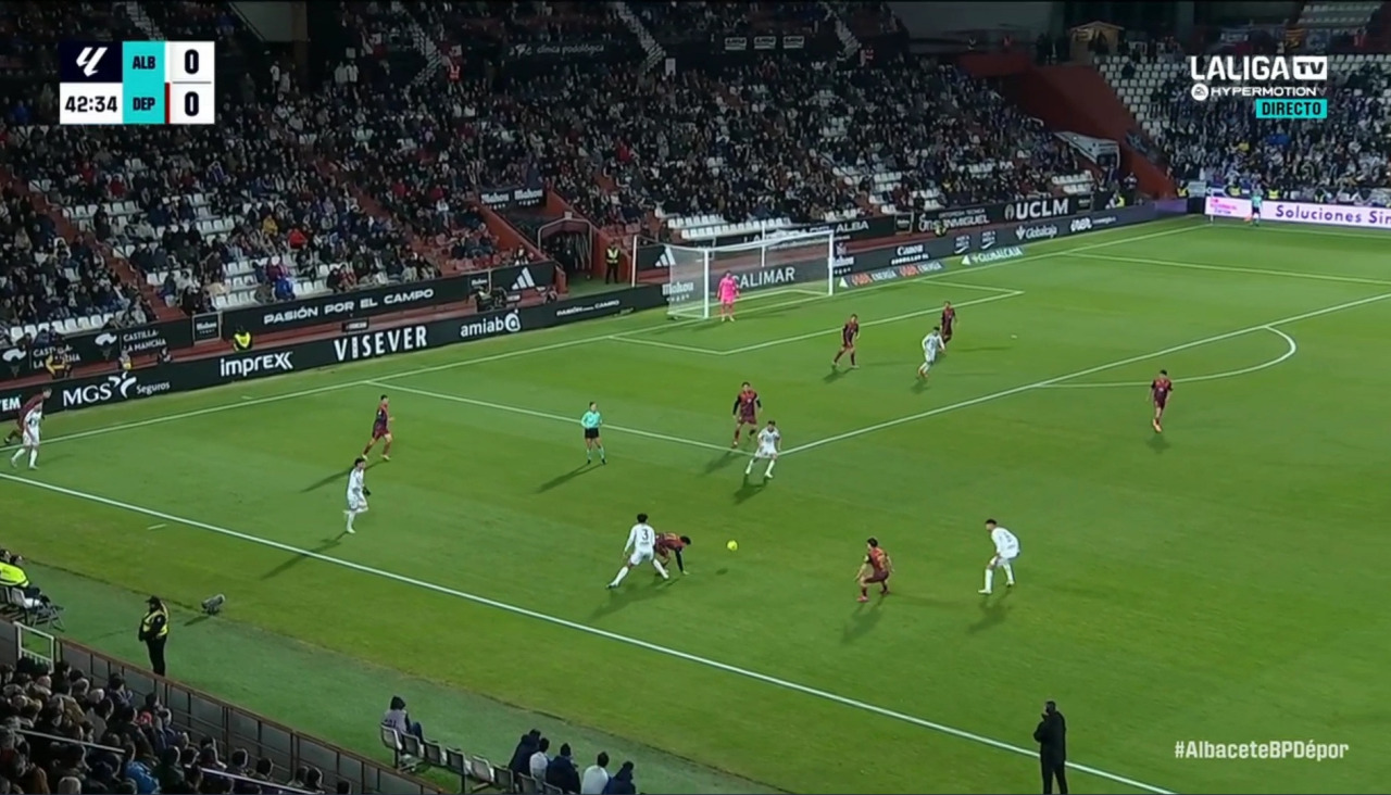 El balón le cae a Mella, que se deshace de su par con un control orientado con la zurda hacia dentro. Un toque clave que descongestiona la jugada y le permite arrancar.