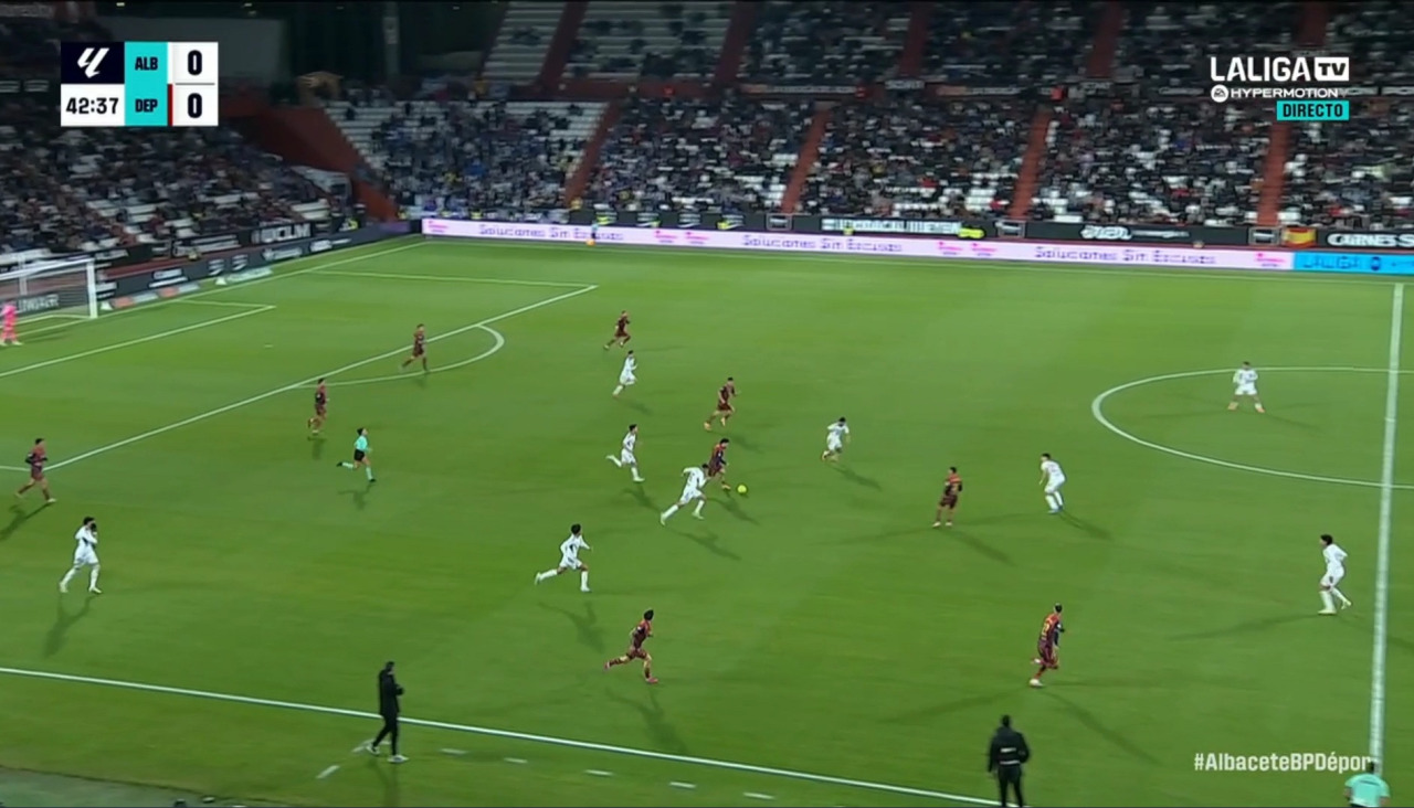 El canterano enciende la moto y deja atrás en conducción a Riki y Pacheco. En apenas dos segundos le cambia la cara a la jugada y abre el juego a la banda hacia Mario Soriano.