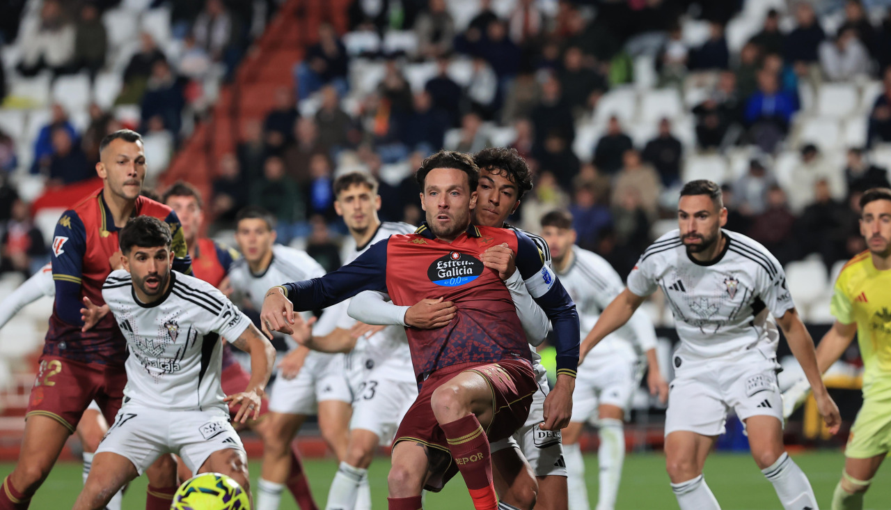 José Ángel pugna por un balón en el área