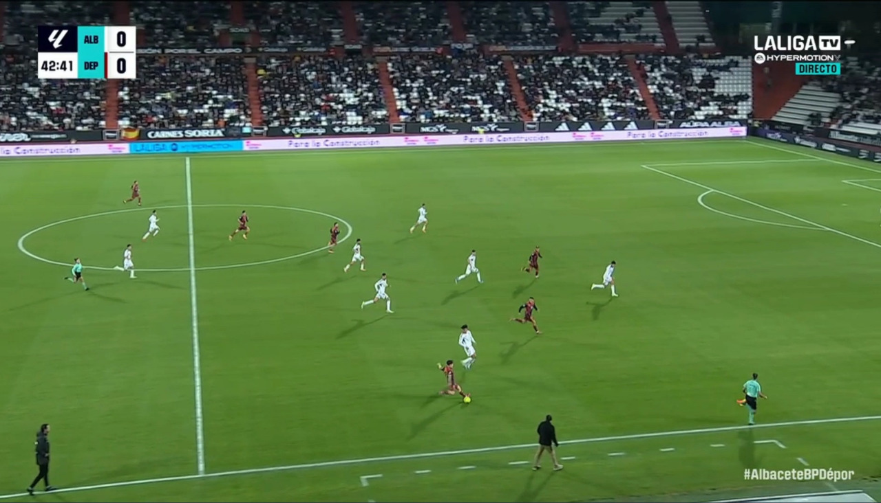 Vallejo pierde de vista a Stoichkov y se centra en el desmarque de Yeremay, que se presenta como el pase fácil para Soriano. Pero el madrileño es capaz de ver el pase fácil y el difícil.