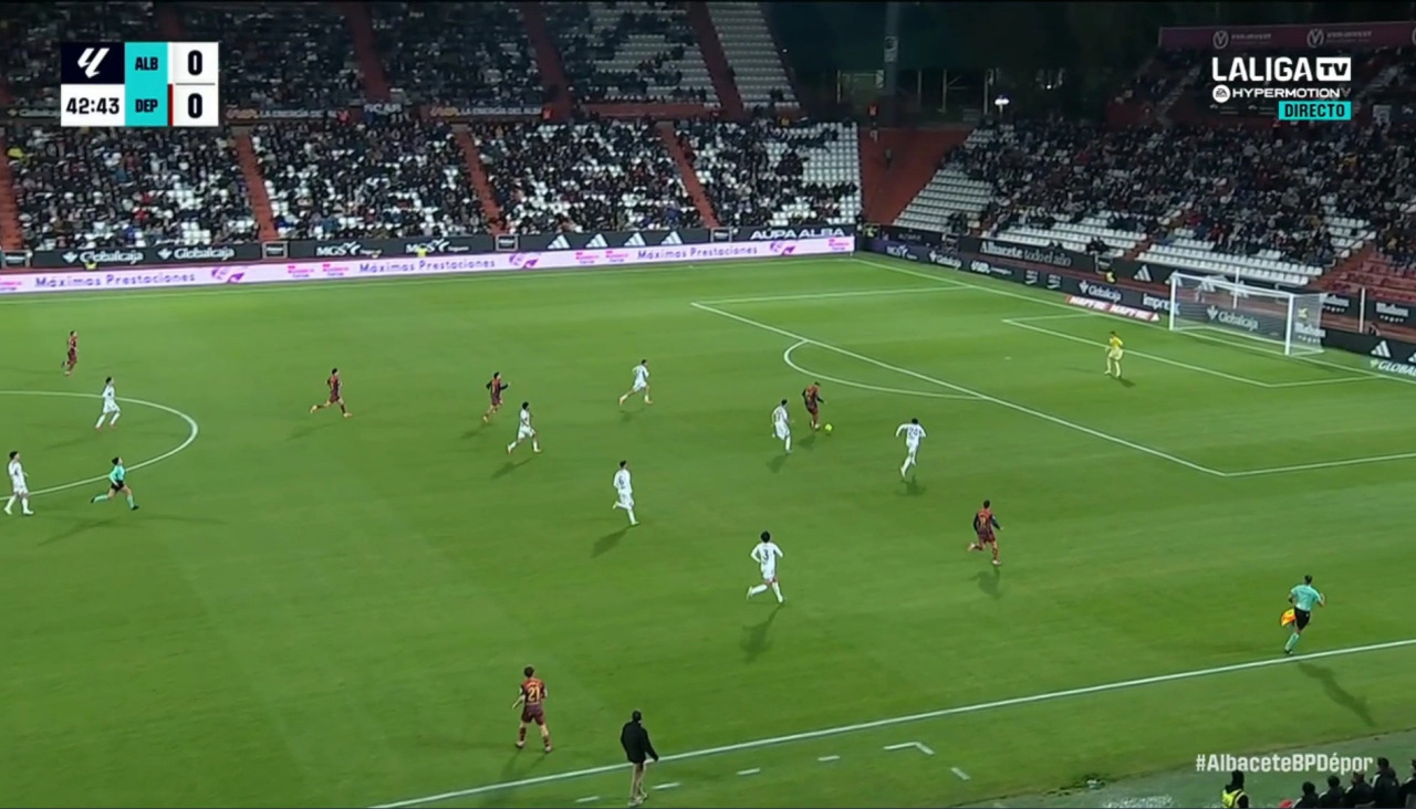 Soriano pone un pase medido a Stoichkov, que se planta solo ante Diego Mariño sin que Vallejo pueda siquiera acercarse. El delantero controla con la derecha y defina con la izquierda.