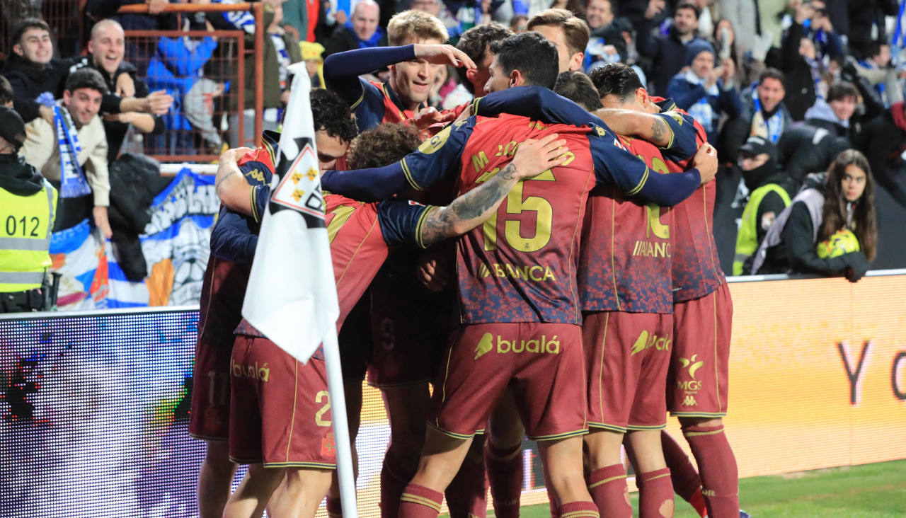 Los jugadores del Deportivo celebran el tanto de Eddahchouri ante el Albacete durante el partido de este sábado en el Carlos Belmonte