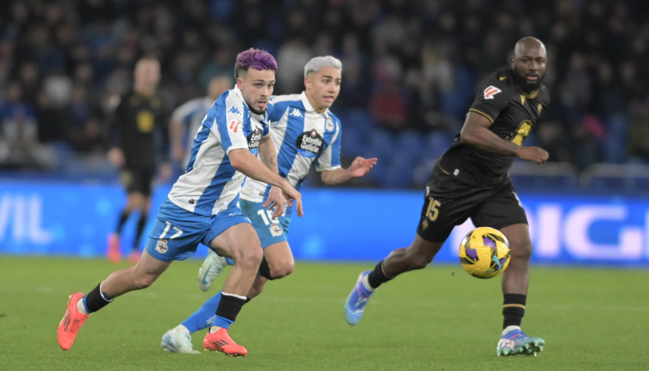Mella y Yeremay corren en Riazor en un partido de la pasada campaña 2024-25 ante el Castellón