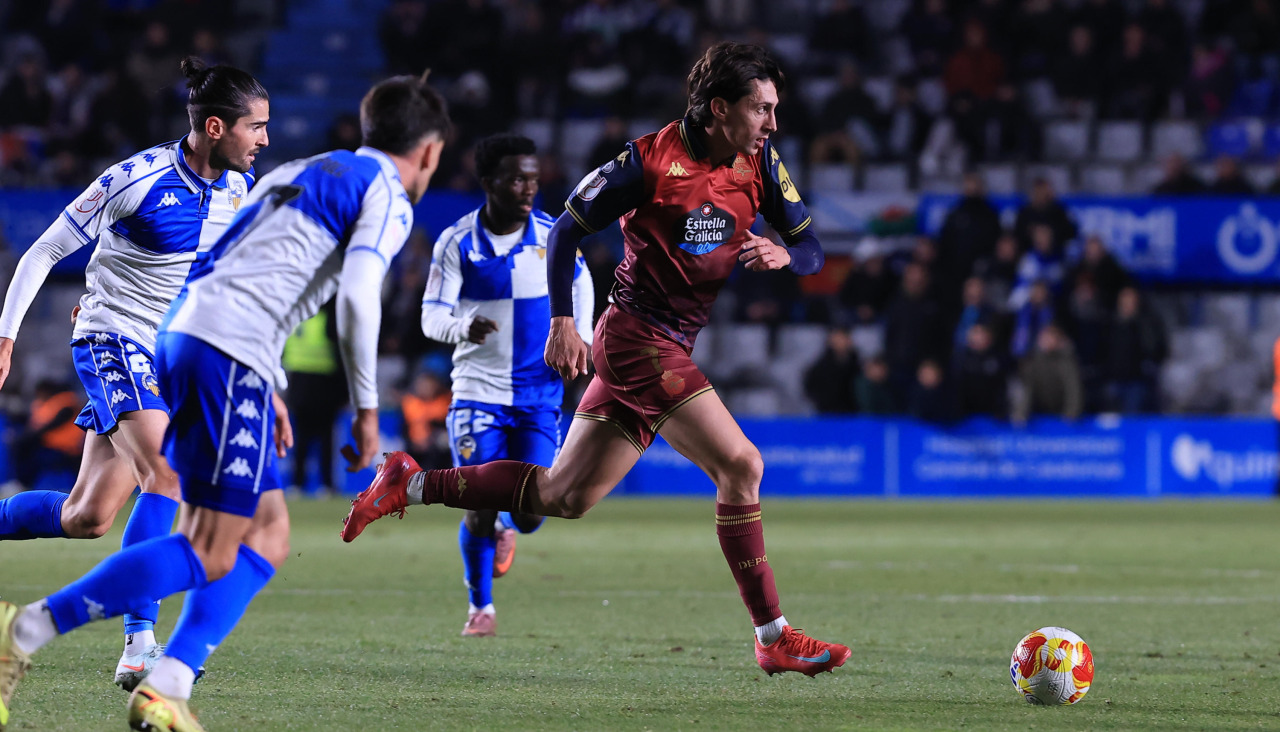 Mulattieri conduce el balón durante el duelo con el Sabadell