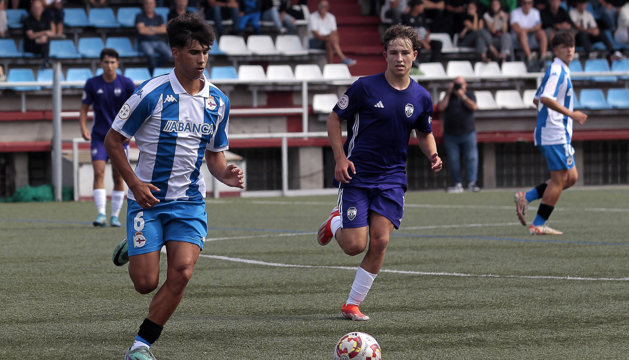 Lance del juego en el partido entre Dépor y Montañeros juvenil de la temporada 2024-25