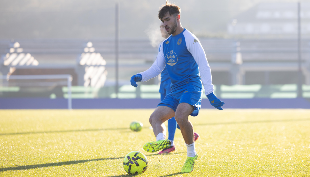 Adrià Altimira, nuevo refuerzo del Dépor, durante su primer entrenamiento en Abegondo con el equipo blanquiazul