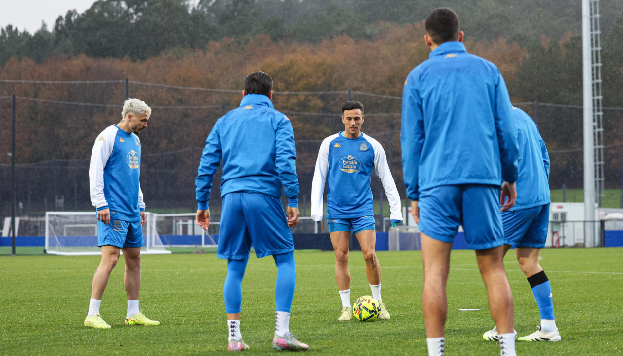 Ximo, primero por la izquierda, ya casi plenamente integrado en el trabajo grupal, junto a Cristian Herrera y otros compañeros en el entrenamiento de este 1 de enero de 2026 de los blanquiazules  | rc deportivo