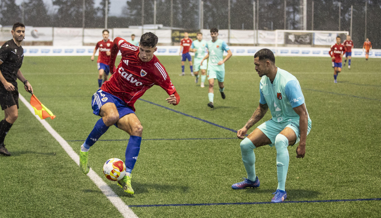 El delantero Darío Germil ante el Sámano