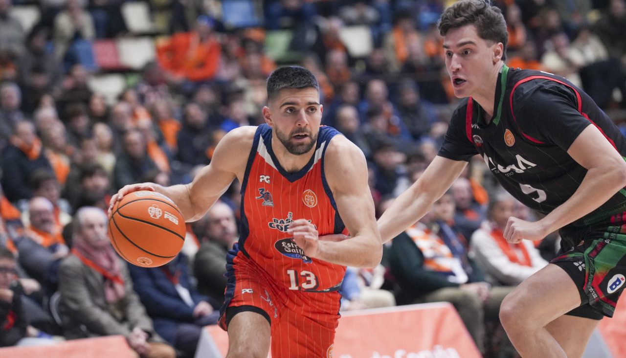 Danilo Brnovic penetra a canasta en el partido ante el Cantabria
