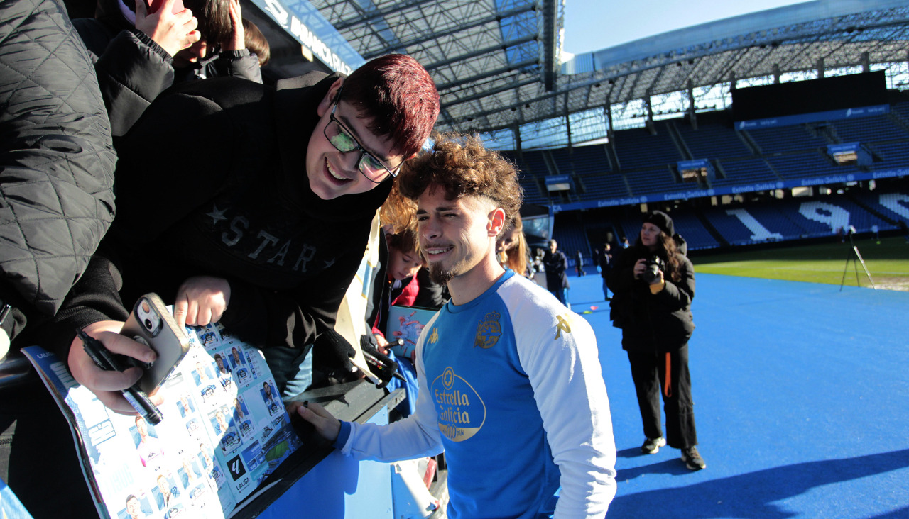 Al acabar la sesión, los jugadores firmaron y se sacaron fotos con los asistentes