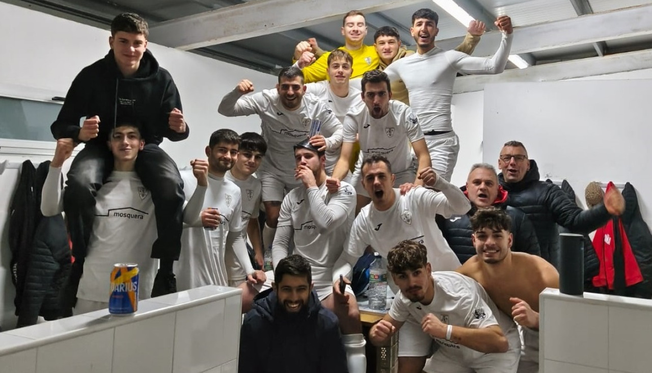 Los jugadores del Visantoña celebran su clasificación ante el Boimorto