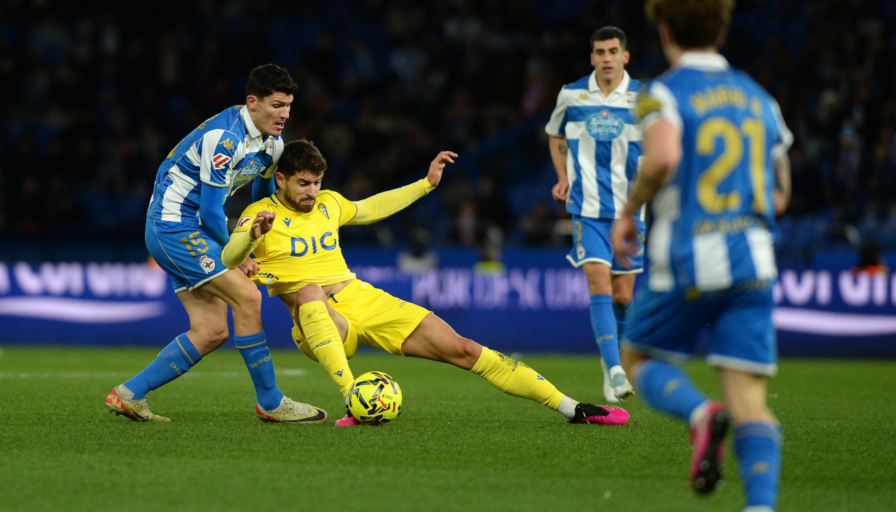 Miguel Loureiro, ante Jorge More, durante el pasado partido ante el Cádiz