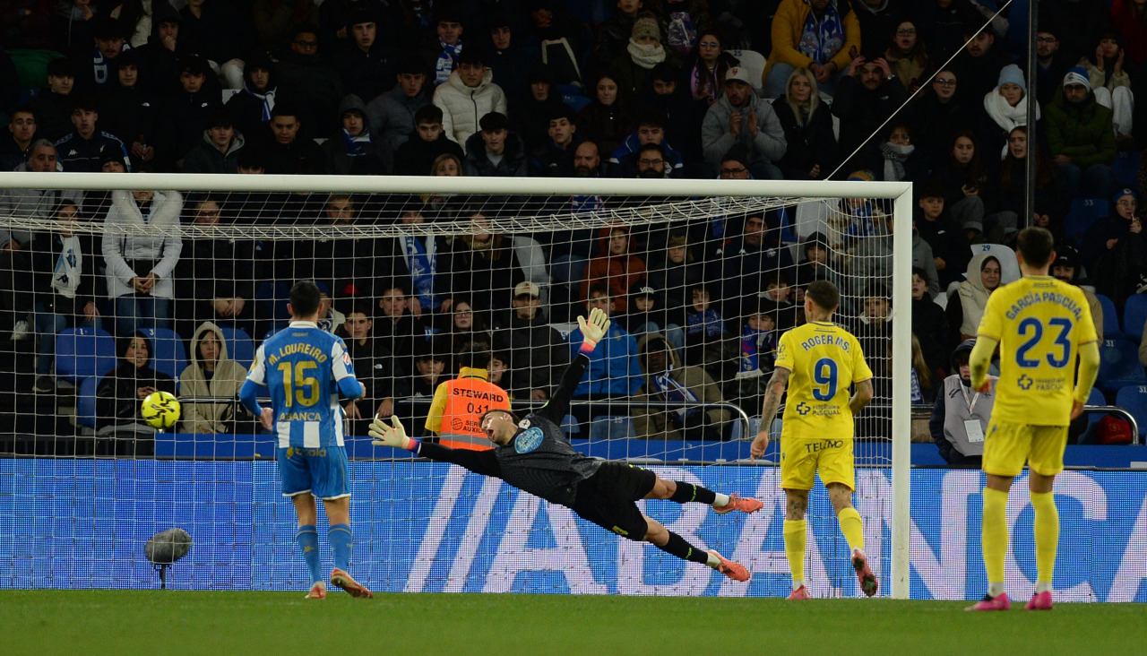 Álvaro Ferllo no puede hacer nada para evitar el segundo tanto del Cádiz