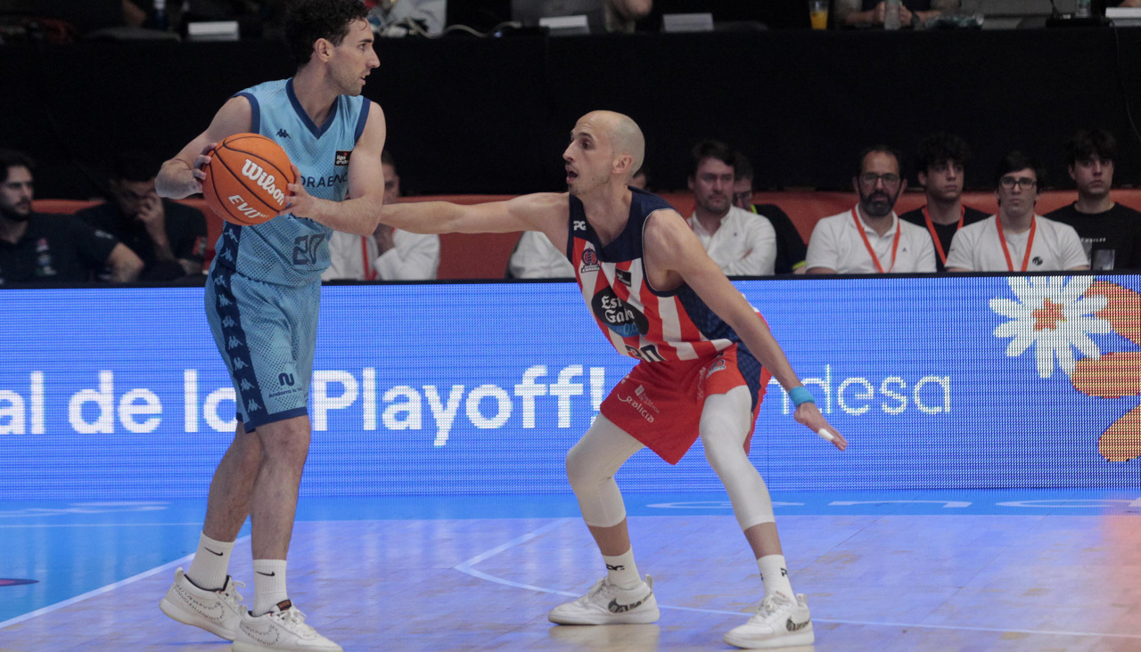 Álex Hernández defiende durante su último partido con el Leyma, la temporada pasada en el Coliseum contra Andorra