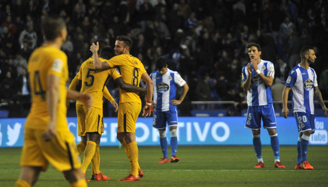 Los jugadores del Deportivo se lamentan ante un gol del Atlético en la última visita de los madrileños a Riazor, en noviembre de 2017