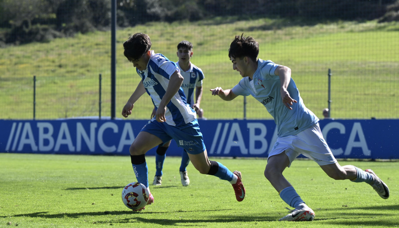 Lance del juego del derbi de la temporada 2024-25 disputado en Abegondo