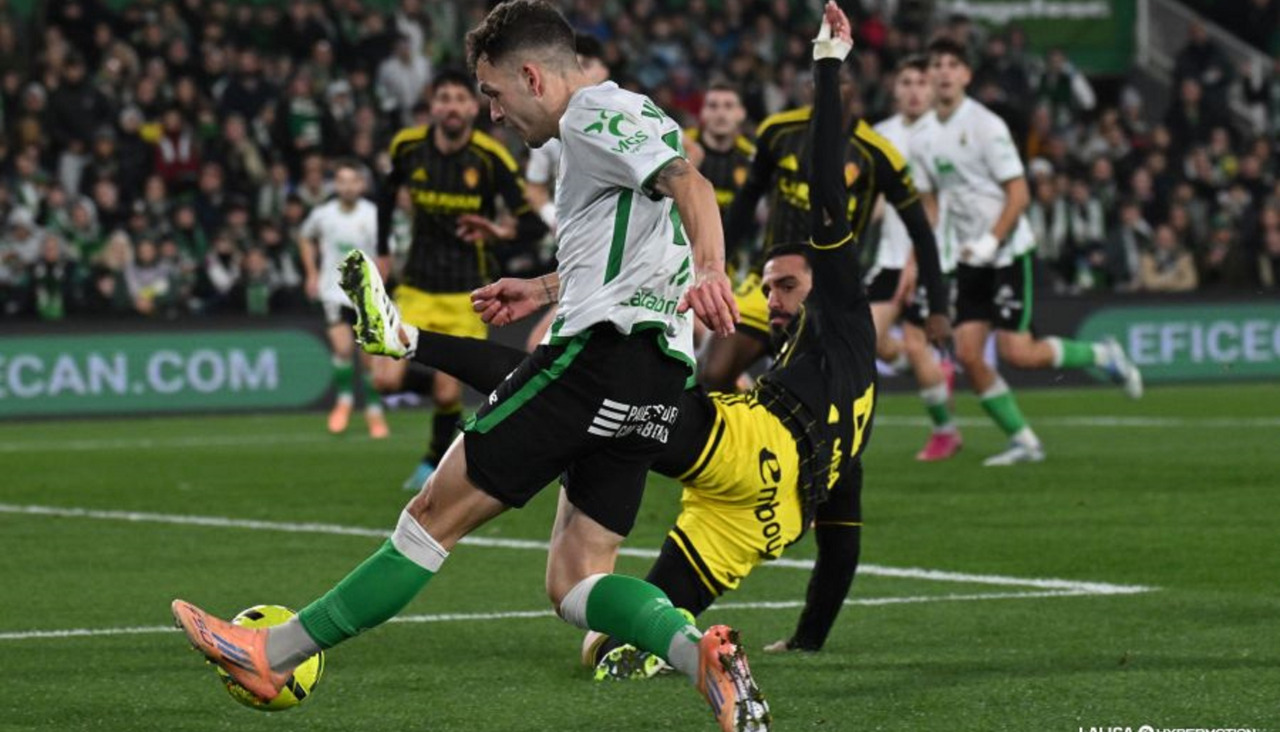 El ex del Dépor Pablo Insua trata de impedir el avance de un rival durante el duelo entre el Racing de Santander y el Zaragoza