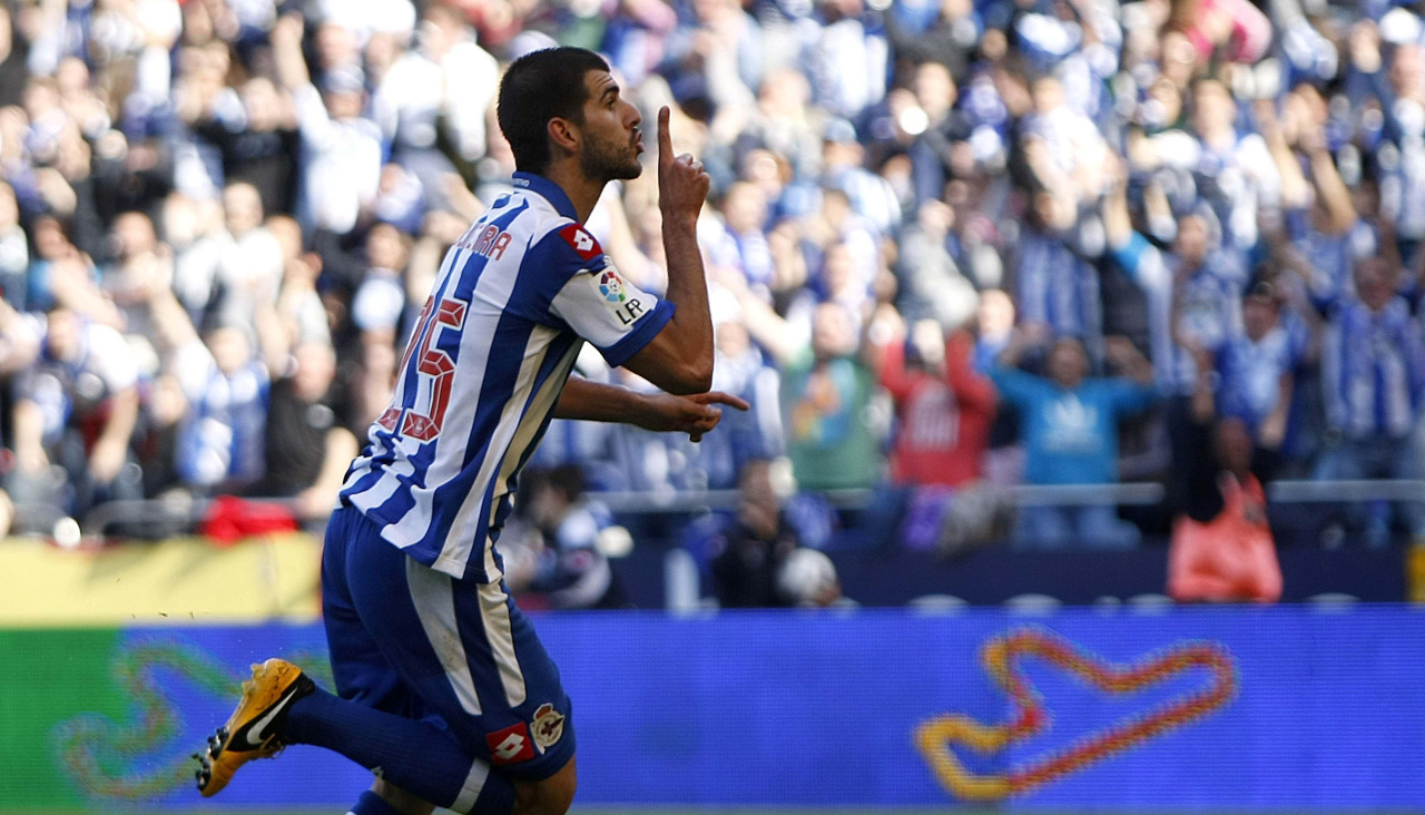 Nelson Oliveira manda callar a Riazor durante un partido con el Deportivo