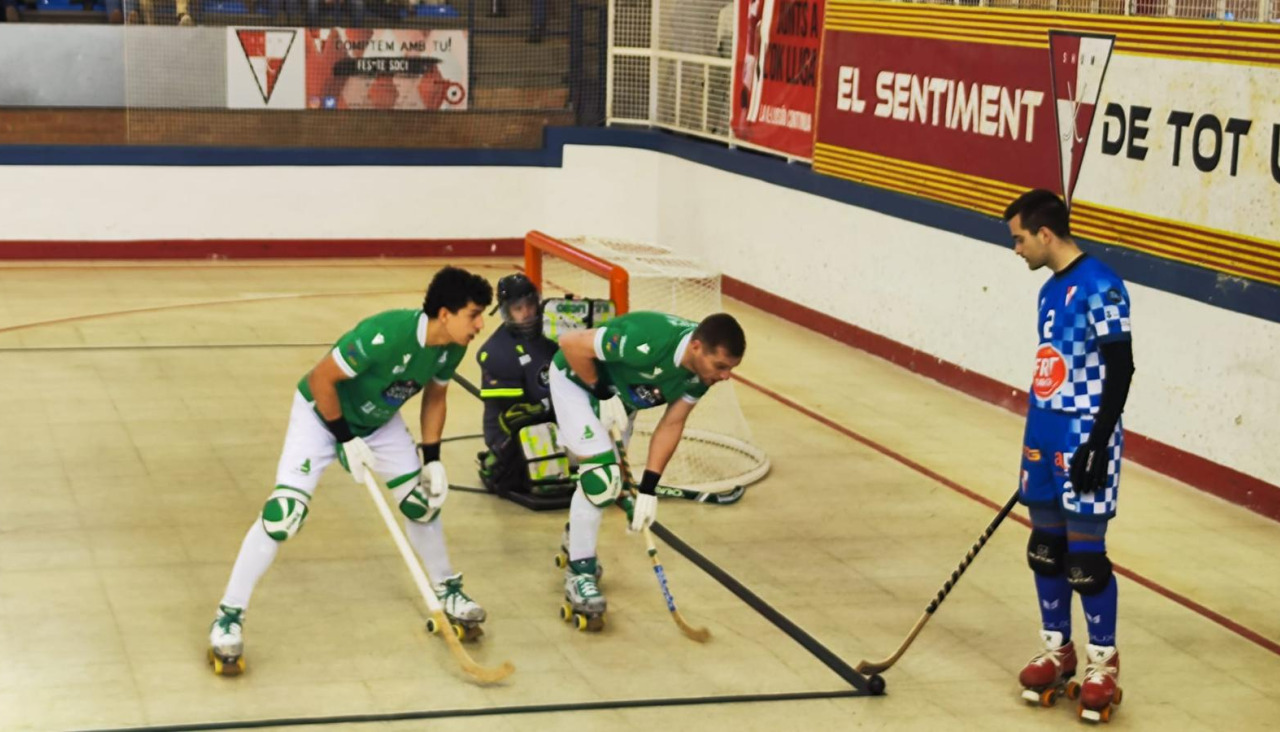 Xaus y Carballeira, frente a Aleix Domenech, en el partido disputado en Maçanet contra el SHUM