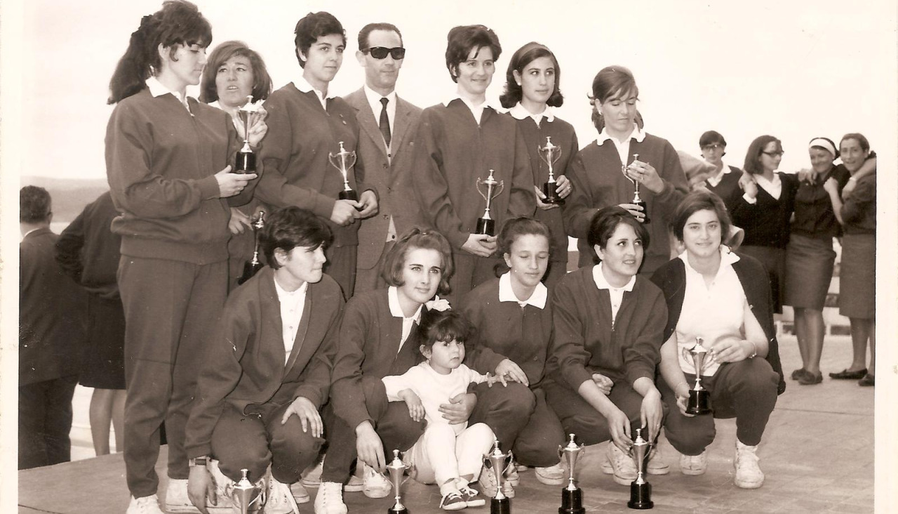 Marita Millán, abajo a la derecha, con el equipo del Medina que se proclamó campeón de España en 1966