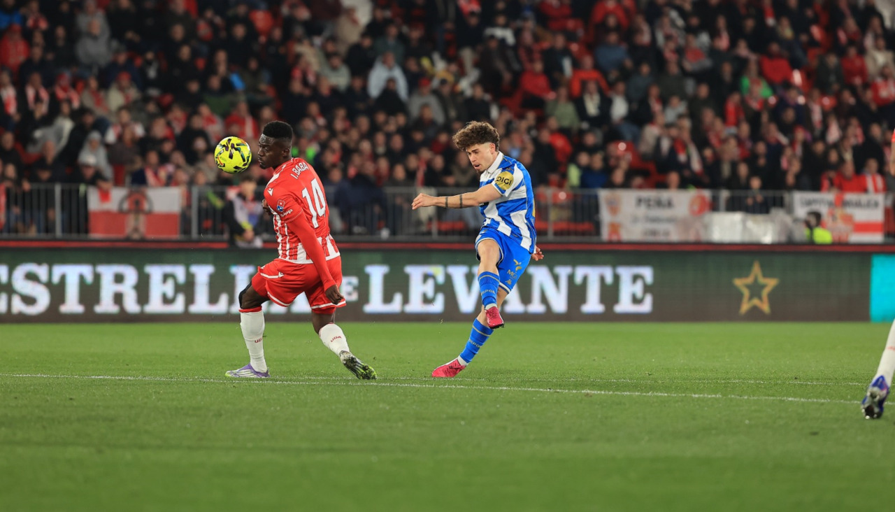 Mario Soriano golpea el balón en el partido de ayer frente al Almería