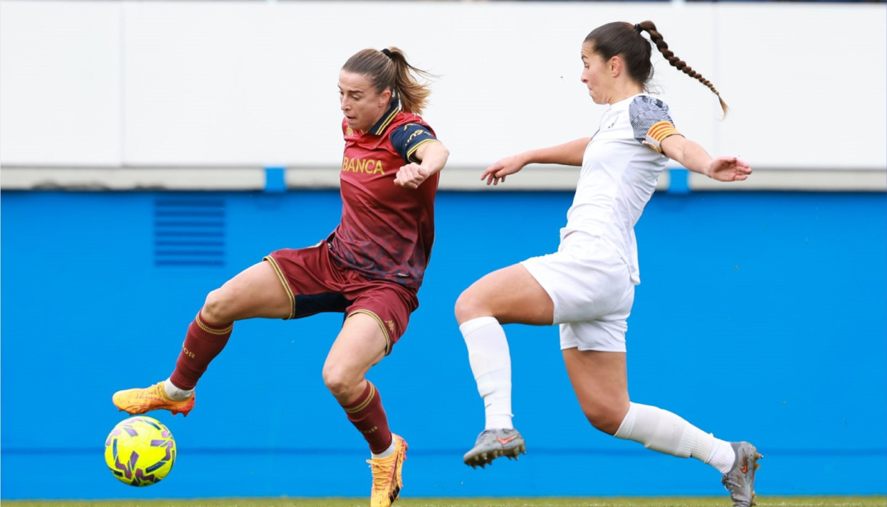 Bárbara controla el esférico ante Majarín en el partido entre Badalona y Deportivo