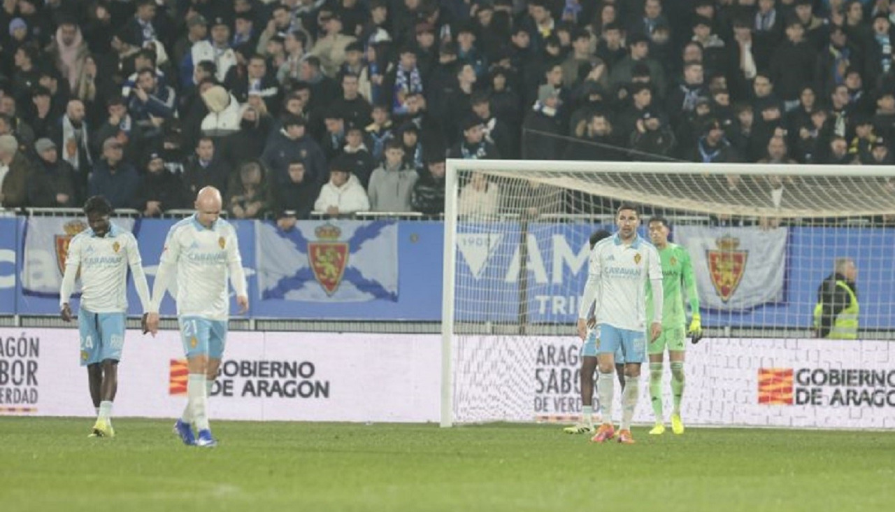 Los jugadores del Zaragoza se lamentan tras el gol recibido ante el Real Sociedad B el pasado sábado (1-1)