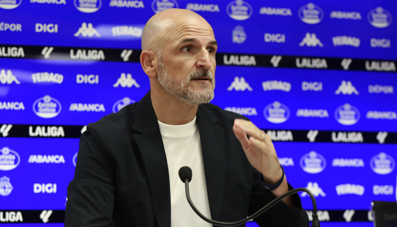Fernando Soriano, durante una rueda de prensa con el Deportivo