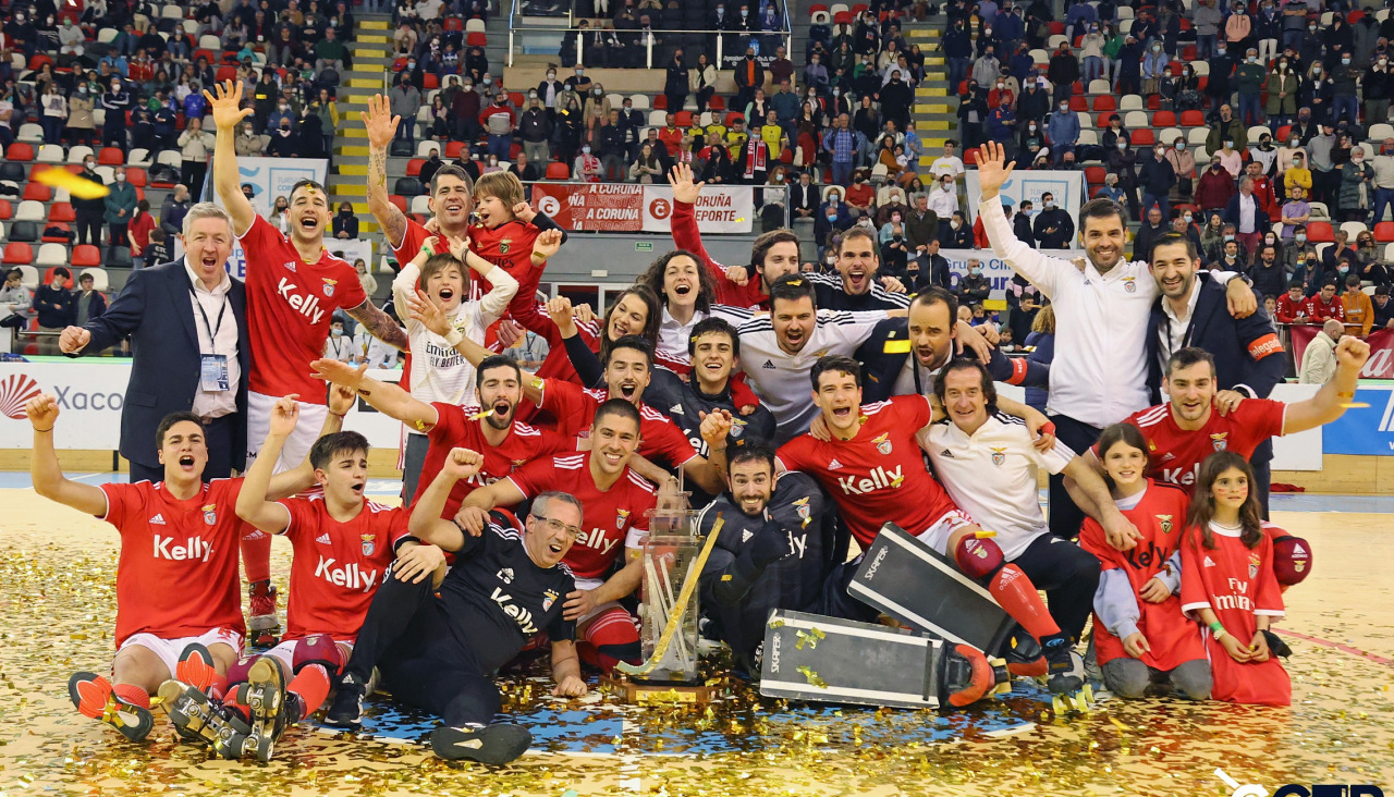 El Benfica, con el trofeo de la Torre de Hércules ganado en 2022 en A Coruña