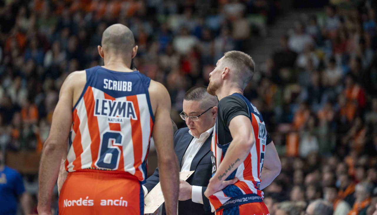 Ingus Jakovics y Phil Scrubb durante el partido contra el Barça la temporada pasada