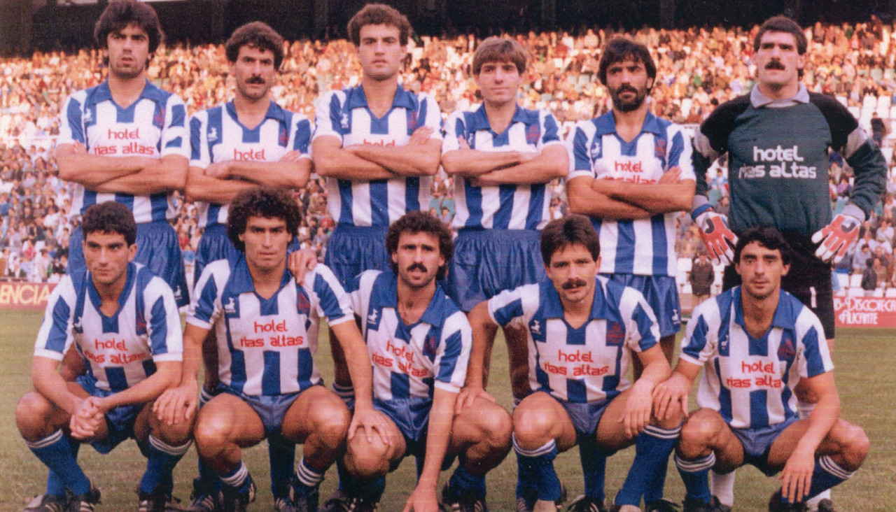 Once del Dépor en el Elche, el 17 de noviembre de 1985, la primera vez que luce un patrocinador técnico, Austral, en su camiseta. A la derecha, la camiseta suplente Adidas del curso 1999-00 y la equipación Lotto de la campaña 2011-12
