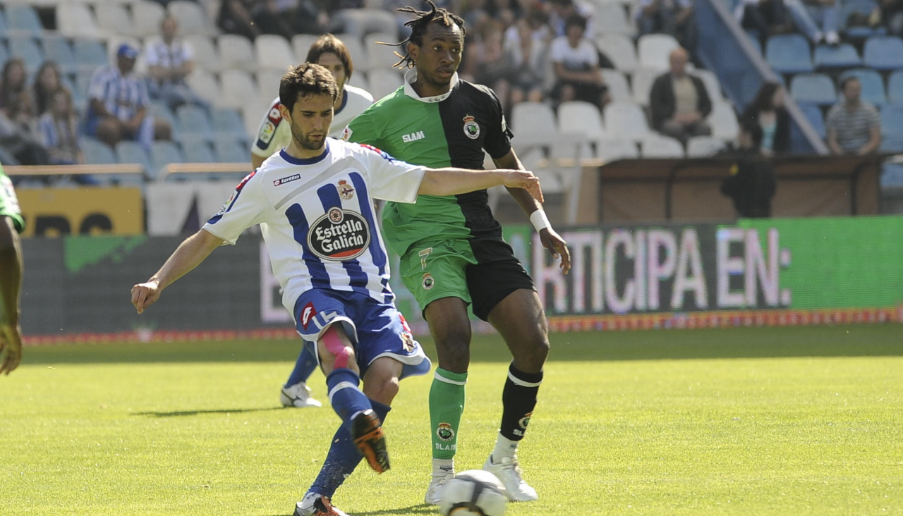 Antonio Tomás, el 11 de abril de 2010, durante el cuarto de los cinco duelos con el Racing que protagonizó como deportivista