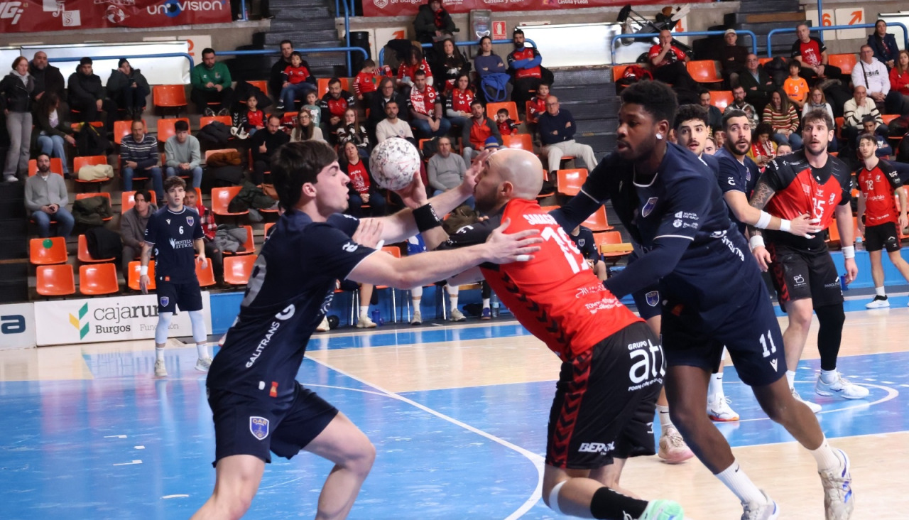 Jugada del partido entre el OAR y el Burgos en El Plantío