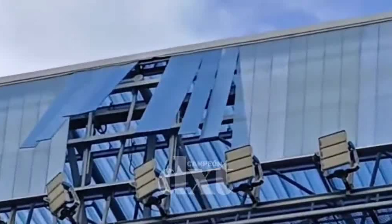 El viento levanta la cubierta de Riazor