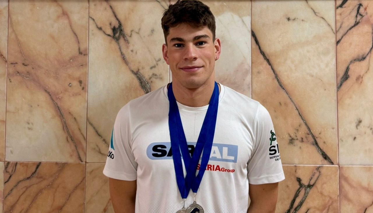 Mateo García, del CN Arteixo, con sus dos medallas en el Meeting de Ginebra
