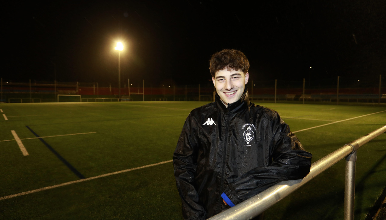 Mike García, extremo del Sporting Coruñés, antes del entrenamiento del lunes por la noche en A Torre